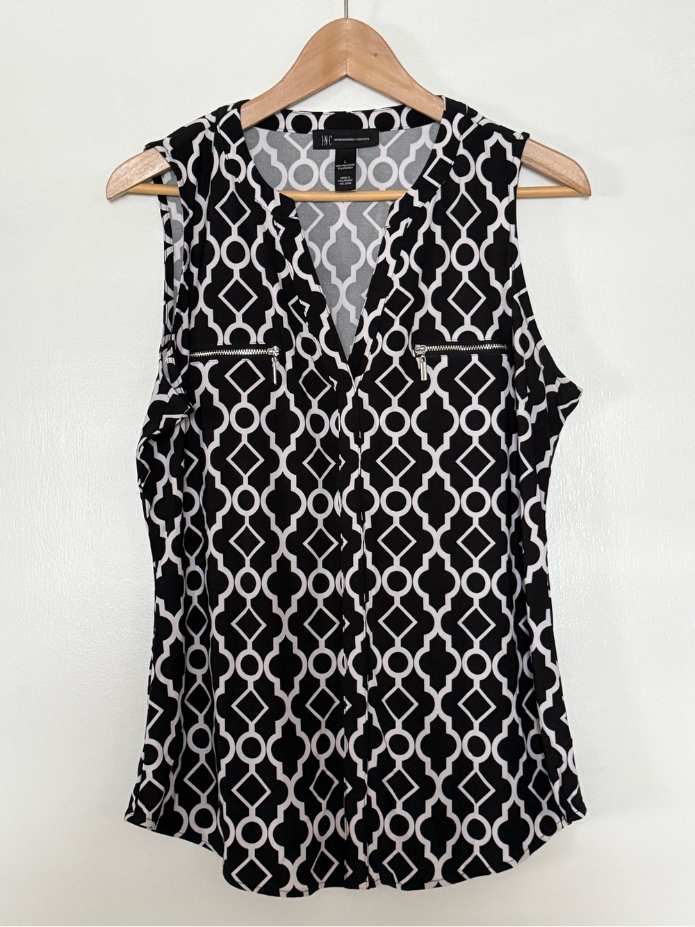 White House Black Market Black & White Geometric Zip-Front Sleeveless Camisole